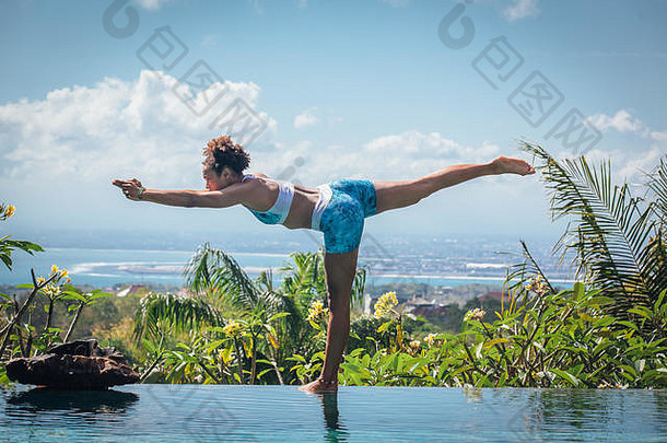 年轻的女人练习瑜伽构成活力哈达体式边缘∞池惊人的视图别墅巴厘岛