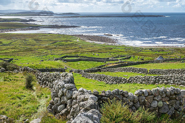 爱尔兰多内加尔的古老石<strong>墙</strong>和大西洋