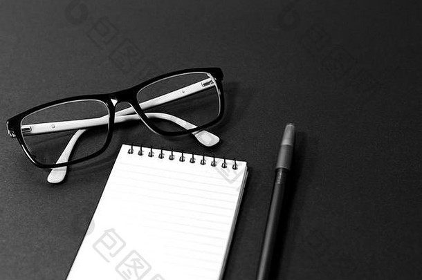 普通眼镜、记事本和钢笔采用黑白主题平面布局，商务、现代、简约概念