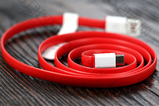 红色的Usb电缆木表格