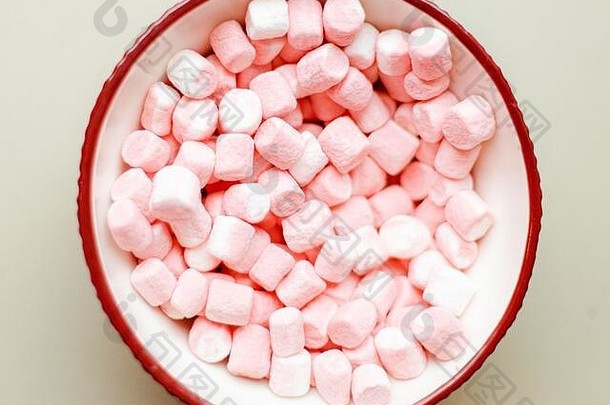 小微型美味的甜蜜的含糖的粉红色的白色棉花糖假期碗前拍摄