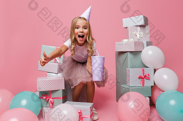 肖像惊讶漂亮的女孩生日他庆祝坐着桩现在盒子孤立的粉红色的背景