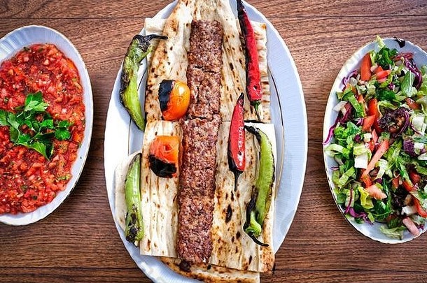 土耳其风格阿达纳烤肉串传统的土耳其食物阿达纳烤肉串木表格