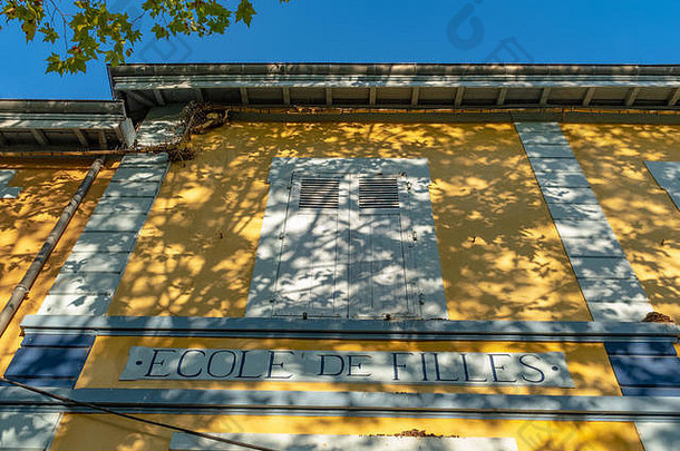 黄色的学校外观写法国前通过入口女孩对于罗什德孔德里厄法国