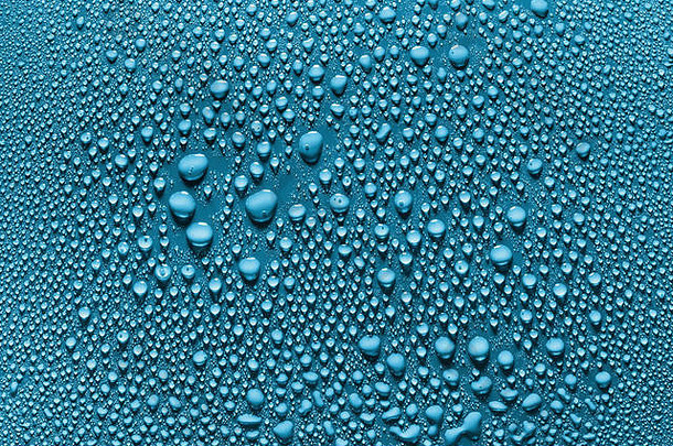 水滴光滑的表面光蓝色的背景