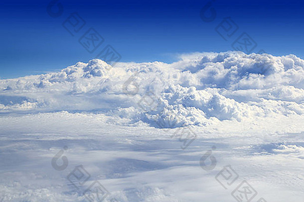 蓝色的天空高视图飞机云形状