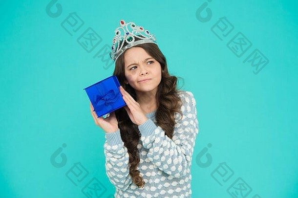 <strong>关注</strong>美。那个女孩戴着王冠。公主风度。戴皇冠的女孩拿着生日礼物盒。成功的女孩戴着奢华的王冠。昂贵的勒克斯礼物。以自<strong>我</strong>为中心的孩子对礼物感兴趣。