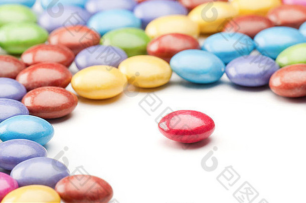 圆形红色糖果，与其他彩色糖果分开