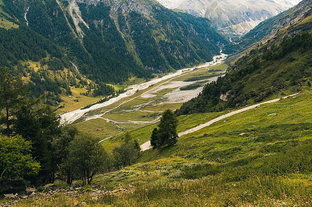 夏季，在瓦尔德安尼维尔河谷，可以欣赏到山河航行的景色。瓦莱斯，瑞士