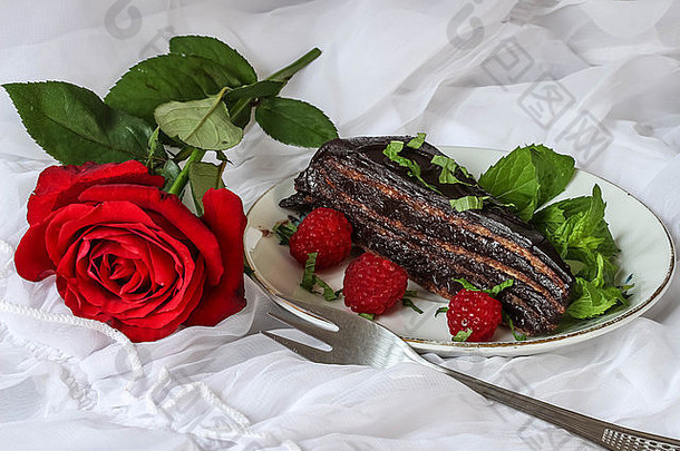 巧克力蛋糕红色的玫瑰