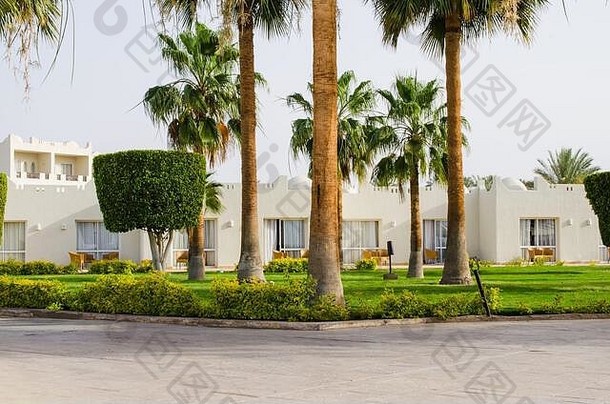沙姆沙伊赫五星级酒店的白宫和整洁的公园区域。埃及度假胜地仙人掌和棕榈树景观设计。