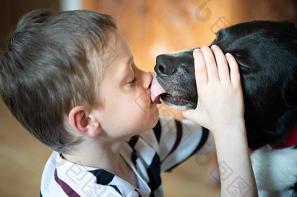 一个患有多动症、自闭症、阿斯伯格综合症的英俊小男孩抱着他忠诚的爱犬“可爱”玩耍