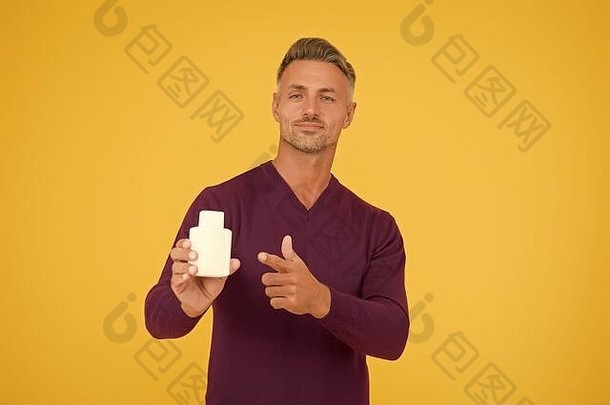 帮助使购物决定英俊的男人。点手指瓶广告产品广告香水广告促进广告香味广告复制空间