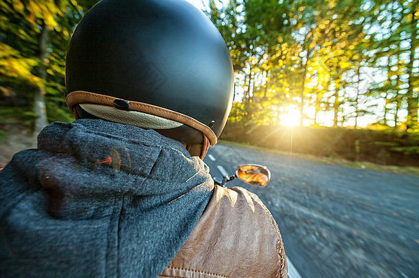 在<strong>阳光</strong>明媚的早晨骑摩托车的摩托车手