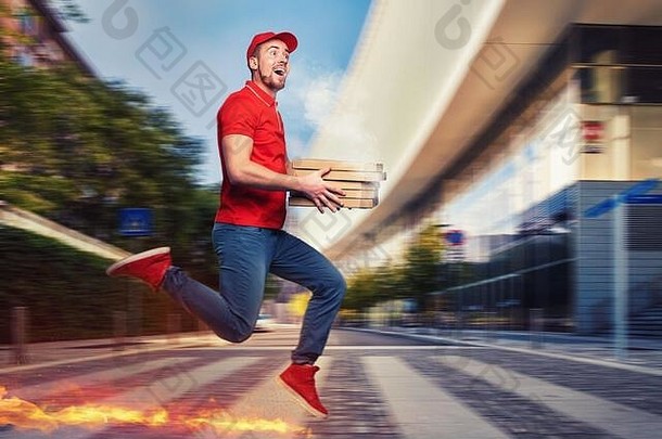 穿着红色制服的信使步行速度非常快，可以快速运送刚刚烤好的热比萨饼