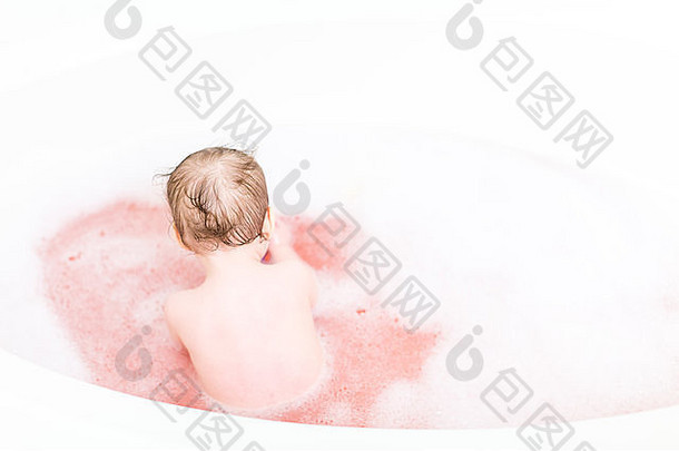 可爱的婴儿女孩采取浴泡沫