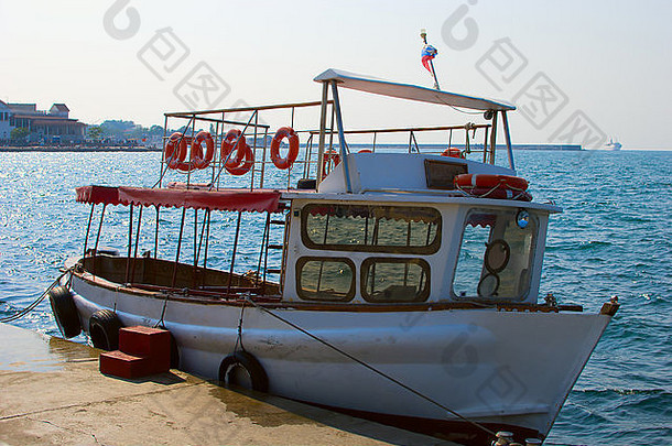 一艘白色游艇停泊在塞瓦斯托波尔湾的一个码头上