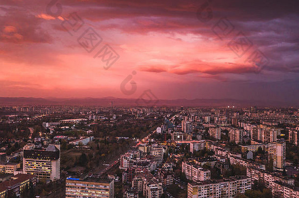 保加利亚索非亚上空的美丽航拍-令人惊叹的天气，多彩的天空，繁忙街道上完美的日落-令人印象深刻的城市景观