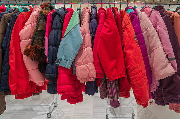行色彩鲜艳的红色的粉红色的语气孩子冬天夹克挂铝悬挂器衣服架零售时尚商店手出口商店