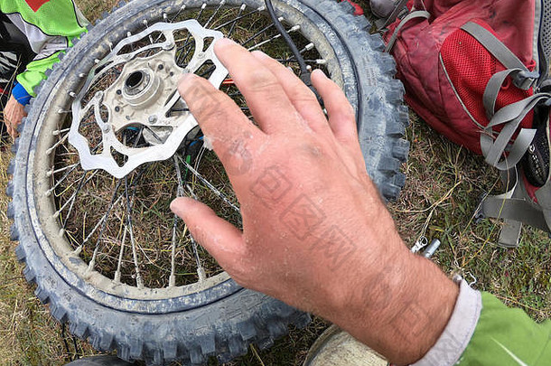 山地摩托车手部损伤与车轮修复