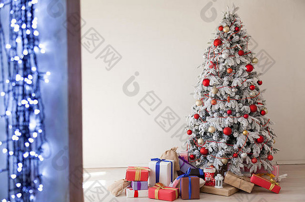 圣诞快乐礼物室内白色房间节日新年树