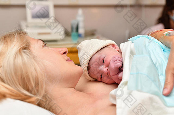 妈妈和新生儿出生后在医院<strong>换肤</strong>