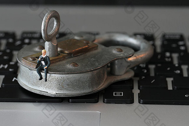 互联网安全概念笔记本电脑键盘上的旧挂锁和钥匙