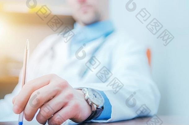 一位<strong>思维混乱</strong>的医生坐在医务室里玩笔。