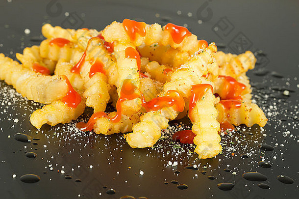 美食起皱减少法国薯条磨碎的帕尔玛番茄酱