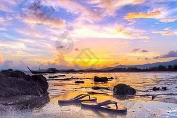 泰国敖南海滩美丽的日落全景。