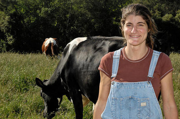 一位带着几头牛的女农民的画像