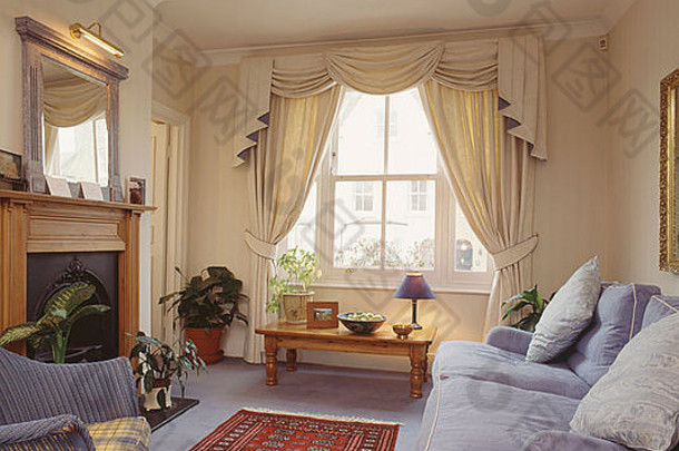 客厅里的花尾奶油<strong>窗帘</strong>，紫色沙发、地毯和红色东方地毯