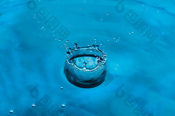 水飞溅特写镜头下降水蓝色的水下降下降水