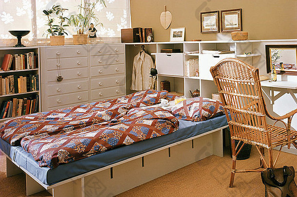 七十年代经济型卧室木床上的图案羽绒被