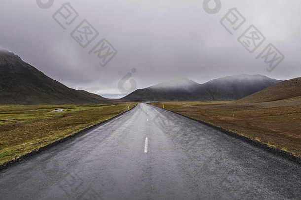 冰岛多雨的道路，<strong>山峦起伏</strong>，雾气弥漫。
