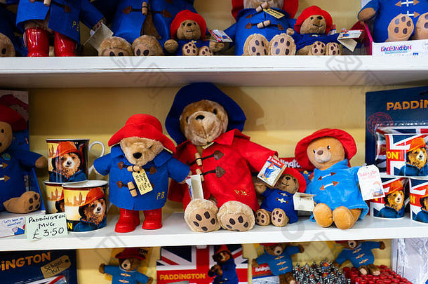 铁桥大街上的一家独立小店出售大量帕丁顿熊泰迪熊、泰迪熊和玩具等纪念品