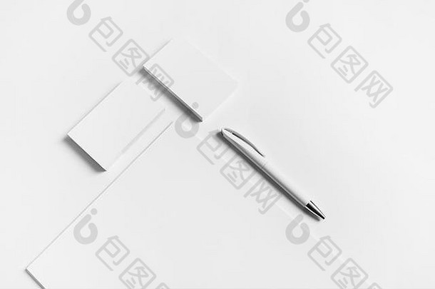 空白文具套装。白纸背景上的信头、<strong>名片</strong>和钢笔。