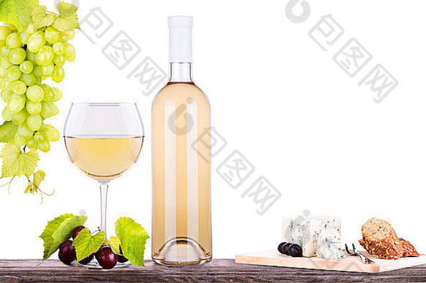 一瓶葡萄酒、各式奶酪和葡萄，在白色葡萄上分离