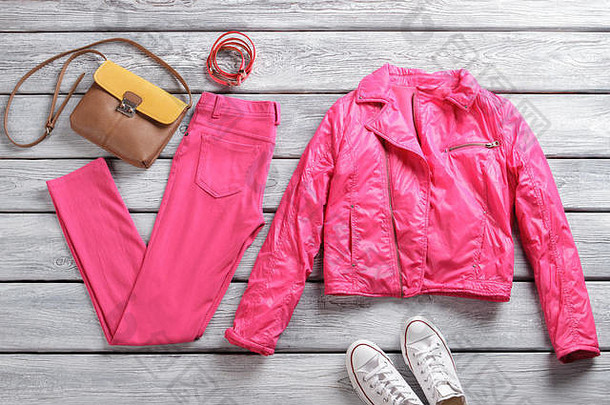 粉红色的夹克裤子