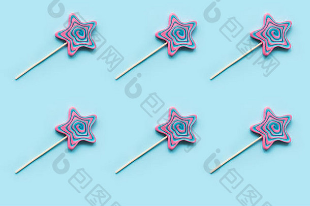 棒棒糖漩涡糖果形状的明星柔和的蓝色的背景前视图等角水平取向