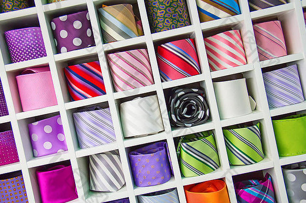架子上完整的细丝绸领带中国人街市场