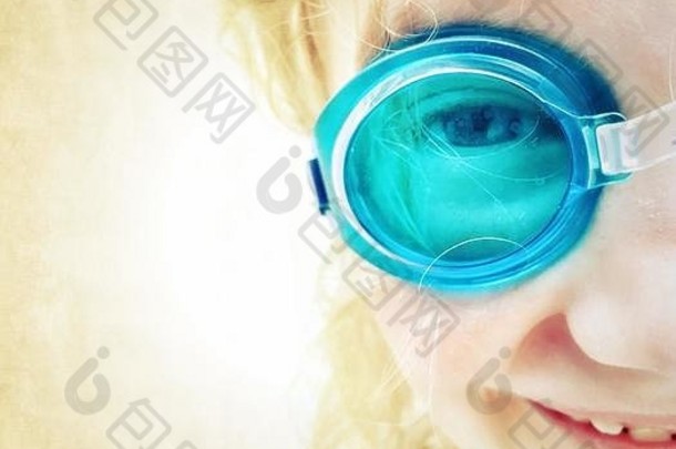 肖像年轻的女孩穿蓝色的护目镜复制空间左