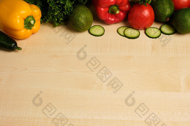 蔬菜放在架子顶部的一张轻型木桌上。