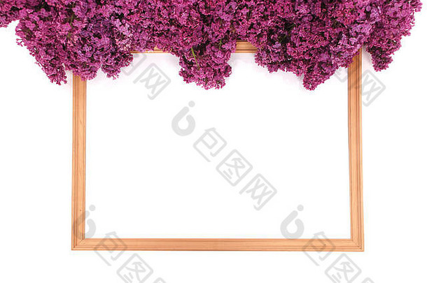 框架由木材和紫色丁香花构成，中间为白色背景