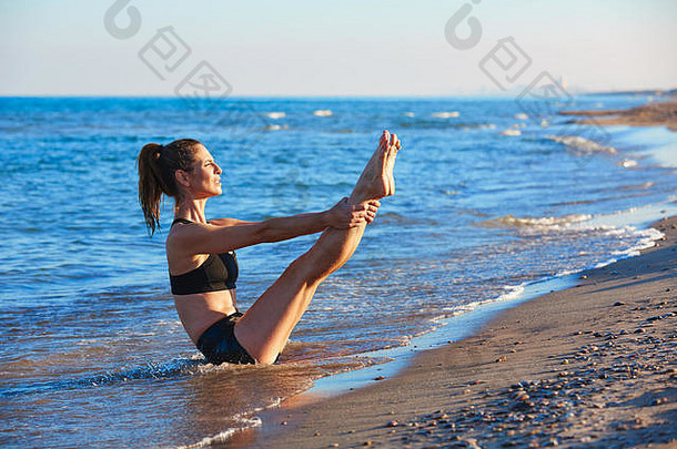 普拉提瑜伽锻炼户外沙滩上的锻炼