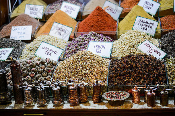 伊斯坦布尔香料市场上的香料和香料