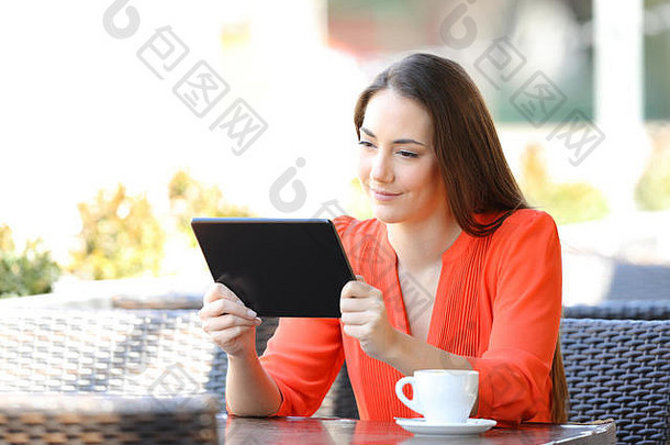 女人看平板电脑在线内容坐着酒吧阳台
