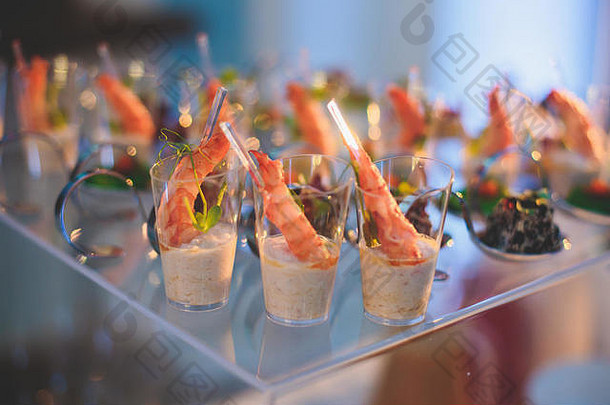 漂亮的装饰餐饮宴会表格食物零食开胃菜三明治鱼子酱新鲜的水果企业聚会，派对事件