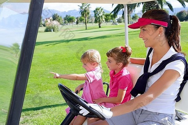 高尔夫球场一家的母亲和女儿们坐在童车里