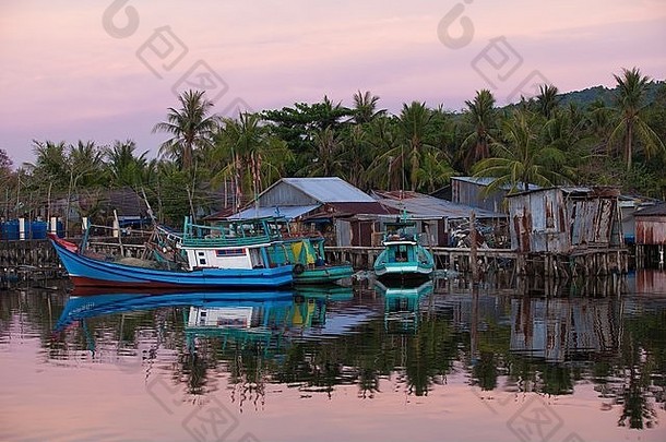 越南南部<strong>富国</strong>岛农村地区渔民房屋附近的渔船。